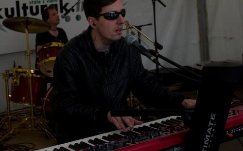 Člen hrající na klávesy Josef Macek