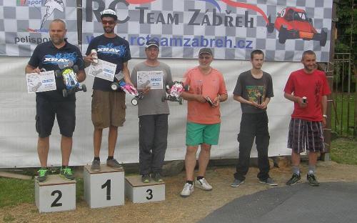 Stupně vítězů buggy 4WD na třetím místě Karel Bečička